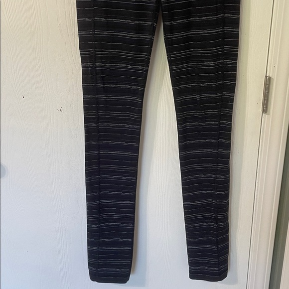Lululemon Skinny Groove Pant II (Roll Down) Navy Striped Size 6 - Picture 5 of 10